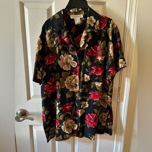 Jones New York size 10 silk blouse with side slits in black & red print